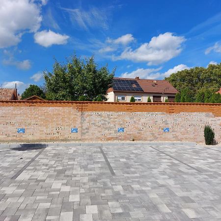 Linden Apartman 104 - Adults Only Mosonmagyarovar Exterior foto